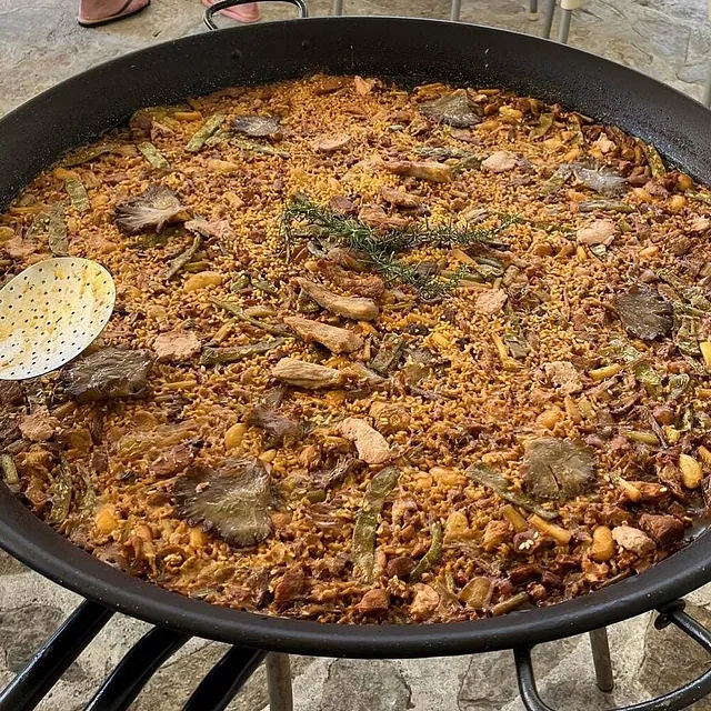 La Niña Valenciana paella española